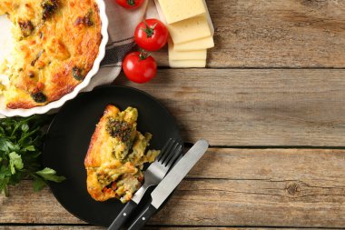 Lezzetli sebze güveci, ahşap masadaki ürünler ve çatal bıçak takımı, düz yatak. Metin için boşluk