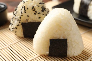 Pirinç topları (onigiri) masada, yakın plan. Geleneksel Japon yemeği