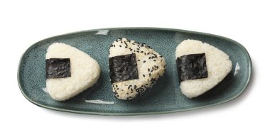 Pirinç topları (onigiri) beyaz, üst manzara izole. Geleneksel Japon yemeği