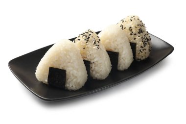 Pirinç topları (onigiri) beyaz üzerine izole edilmiş. Geleneksel Japon yemeği