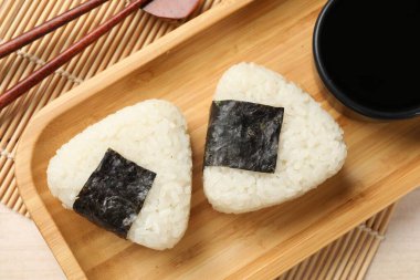 Pirinç topları (onigiri), soya sosu ve yemek çubukları masaya konur. Geleneksel Japon yemeği