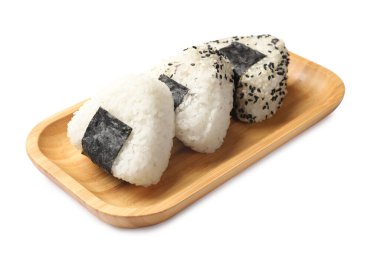 Pirinç topları (onigiri) beyaz üzerine izole edilmiş. Geleneksel Japon yemeği
