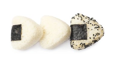 Pirinç topları (onigiri) beyaz, üst manzara izole. Geleneksel Japon yemeği