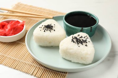 Pirinç topları (onigiri) ışık masasında servis edilir, yakından. Geleneksel Japon yemeği