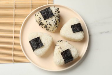 Pirinç topları (onigiri) ışık masasında, üst manzara. Geleneksel Japon yemeği