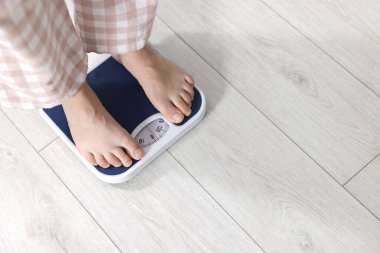 Kapalı alandaki kadın, mesaj için yere yakın. Kilo kaybı