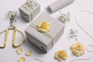 Çiçekçi. Beyaz arkaplanda kutular, çiçekler ve makas