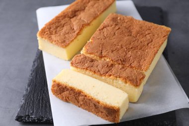 Lezzetli Japon Castella pandispanya Gri masada, yakın plan