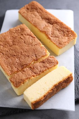 Lezzetli Japon Castella pandispanya Gri masada, yakın plan