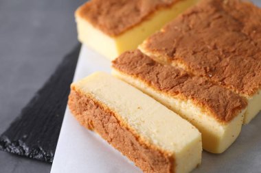 Lezzetli Japon Castella pandispanya Gri masada, yakın plan