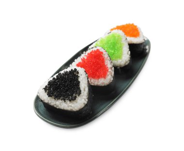Beyaz arka planda lezzetli tobiko onigiri (Japon pirinç topları)