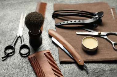 Gri desenli masada birçok farklı berber aleti var. Yakın plan.