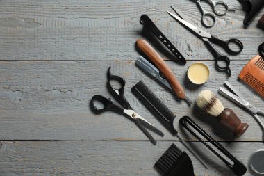 Açık gri ahşap masa üzerinde birçok farklı berber aletleri, düz yatıyordu. Metin için boşluk