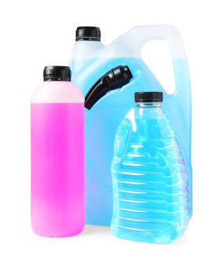 Plastik kaplarda antifriz ve beyaz şişelerde izole edilmiş.