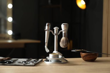 Berber dükkanında, açık ahşap masada birçok farklı berber aletleri var.