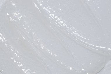 Beyaz arka planda nemlendirici dudak kremi, üst görünüm