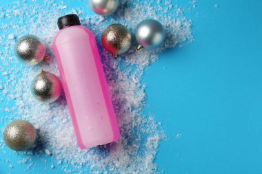 Antifriz, kış dekoru ve açık mavi arka planda kar. Metin için boşluk