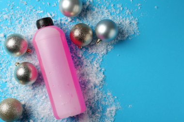 Antifriz, kış dekoru ve açık mavi arka planda kar. Metin için boşluk