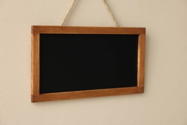 Bej duvarda boş bir karatahta