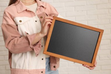 Elinde boş, küçük bir tahta tutan kadın, yakın plan.