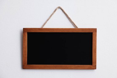 Beyaz duvarda boş bir karatahta