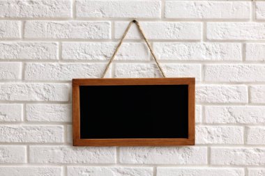 Beyaz tuğla duvarda boş bir karatahta