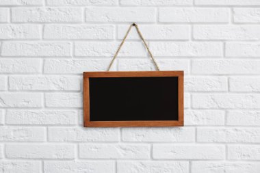 Beyaz tuğla duvarda boş bir karatahta