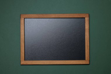 Yeşil arkaplanda boş küçük karatahta, üst görünüm