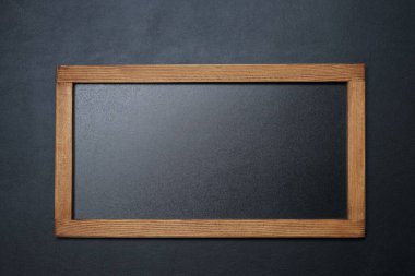 Siyah desenli arka plan, üst görünüm üzerine boş küçük karatahta