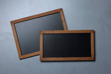 Gri desenli arka planda boş küçük tahtalar, üst görünüm