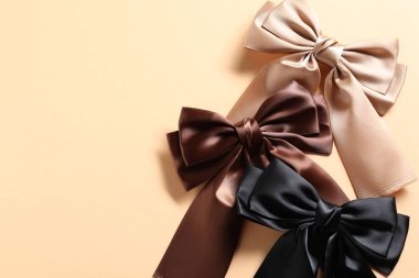 Bej arka planda güzel saç fiyonkları, düz yatış. Metin için boşluk