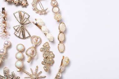 Beyaz arka planda güzel saç tokaları, düz yatış. Metin için boşluk