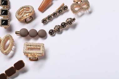 Beyaz arka planda güzel saç tokaları, düz yatış. Metin için boşluk