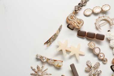 Beyaz masadaki güzel saç tokaları, düz yatış. Metin için boşluk