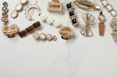 Güzel saç tokaları beyaz mermer masada, düz yerde. Metin için boşluk