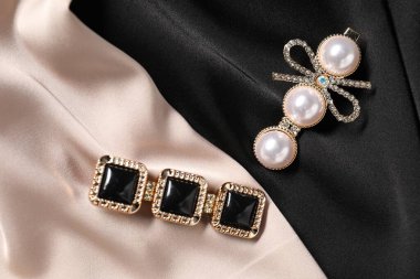 Kumaşlarda güzel saç tokaları, düz yatış.