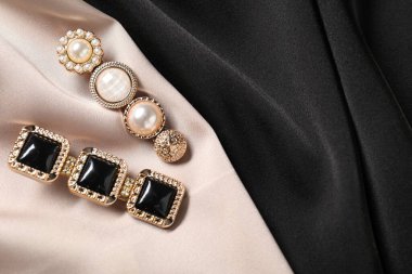 Kumaşlarda güzel saç tokaları, düz yatış. Metin için boşluk