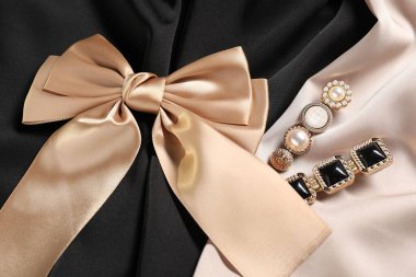 Güzel saç tokaları ve kumaşların üstünde eğilme, üst görünümde.