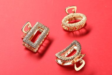 Kırmızı arkaplanda güzel saç tokaları var.