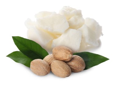 Doğal Shea yağı, fındık ve yeşil yapraklar beyaza izole edilmiş.