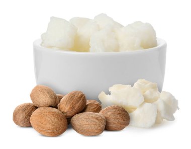 Doğal tereyağı ve fındık beyaza izole edilmiş.