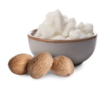 Doğal tereyağı kasede ve fındıklar beyaza izole edilmiş.