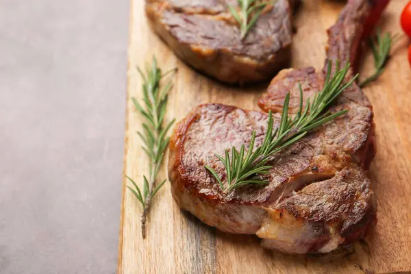 Kahverengi masada biberiyeli lezzetli et parçaları, yakın plan. Metin için boşluk