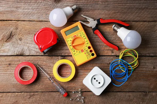 Tahta masada farklı elektrikli aletler var.