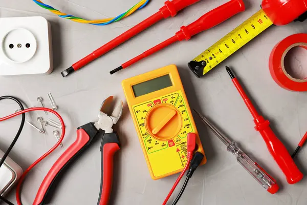 Gri masadaki farklı elektrikli aletler, düz konum