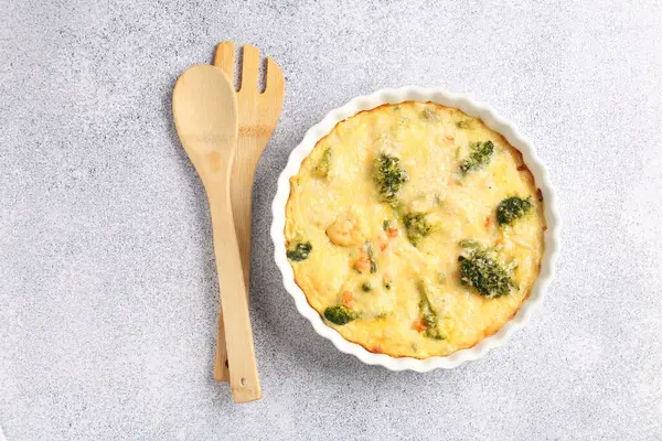 Nefis sebze güveci ve çatal bıçak sehpanın üzerinde.