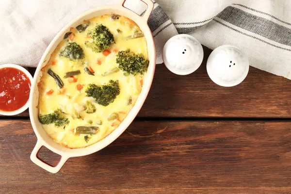 Lezzetli sebze güveci, ahşap masada sos ve baharatlar, düz uzanma