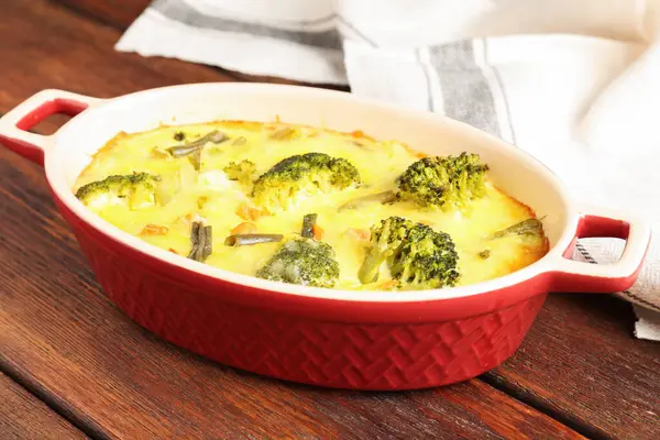 Ahşap masada nefis sebze güveci, yakın plan.