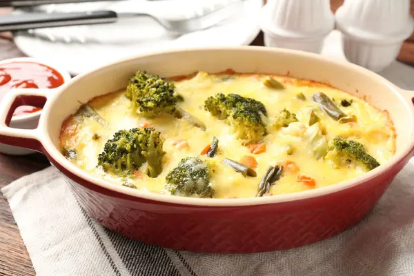 Ahşap masada nefis sebze güveci, yakın plan.