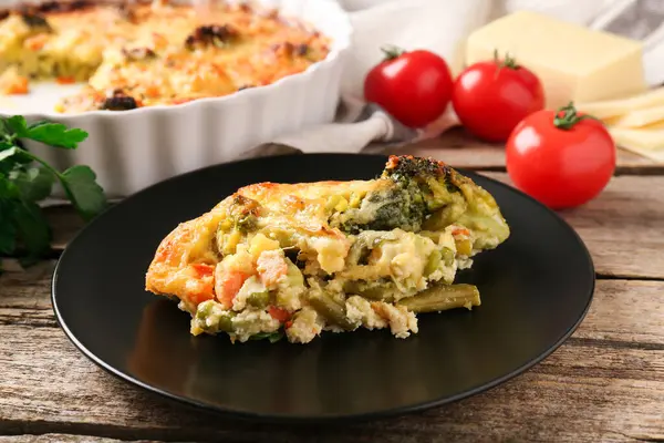 Ahşap masada lezzetli sebze güveci, yakın plan.